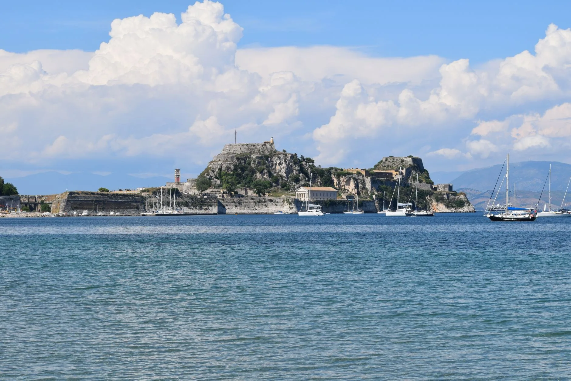 Vue lointaine sur la vieille forteresse de Corfou et la mer Ionienne