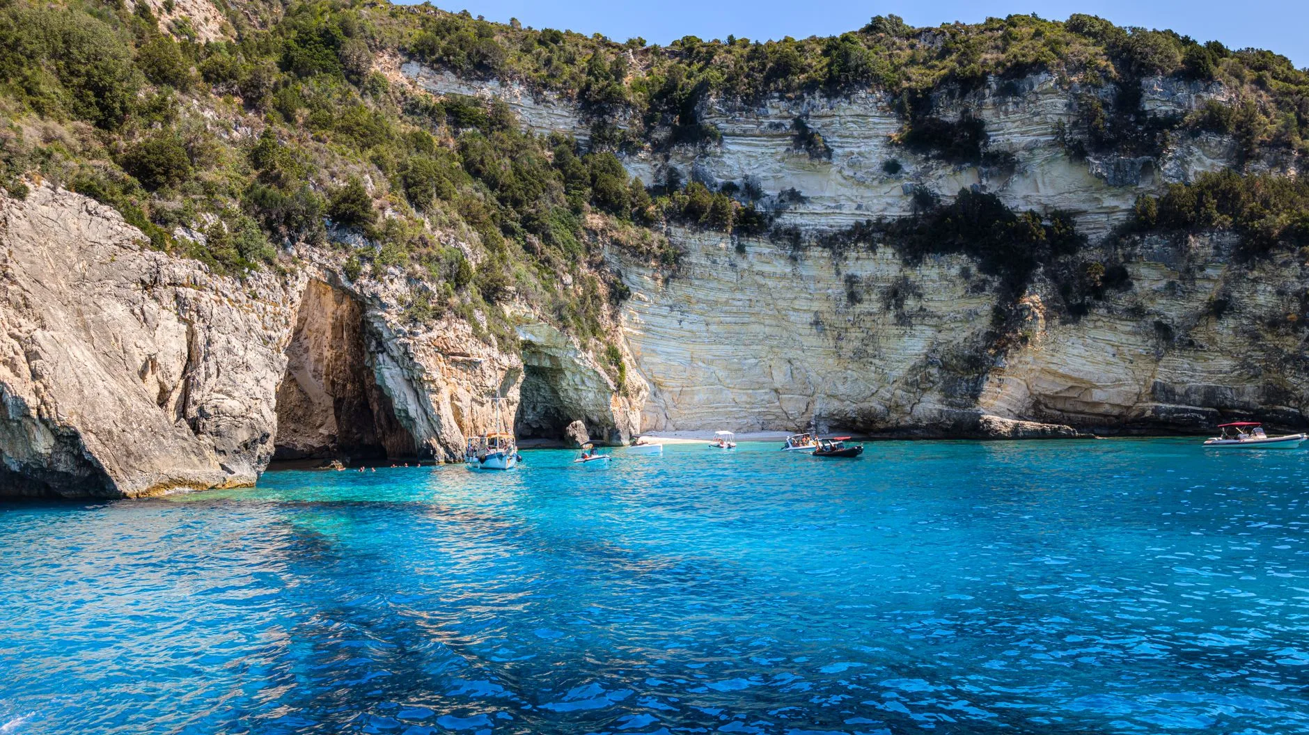 Eaux turquoise et falaises calcaires des îles Ioniennes près de Paxos