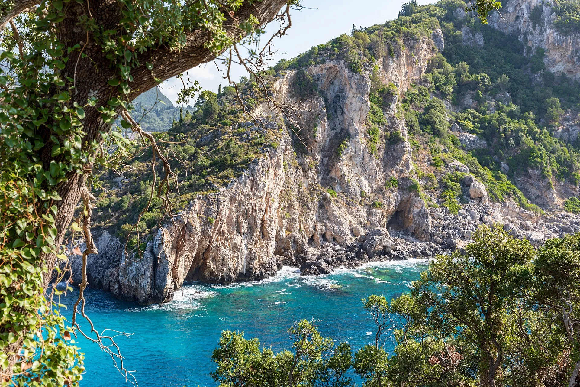 Vue sur la côte de Corfou et la mer Ionienne