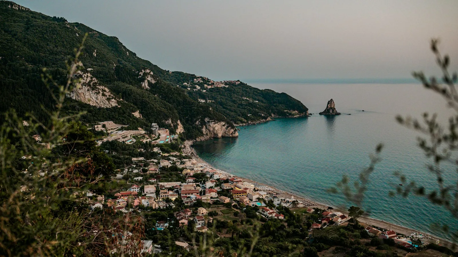 Village côtier sur la mer Ionienne à Corfou