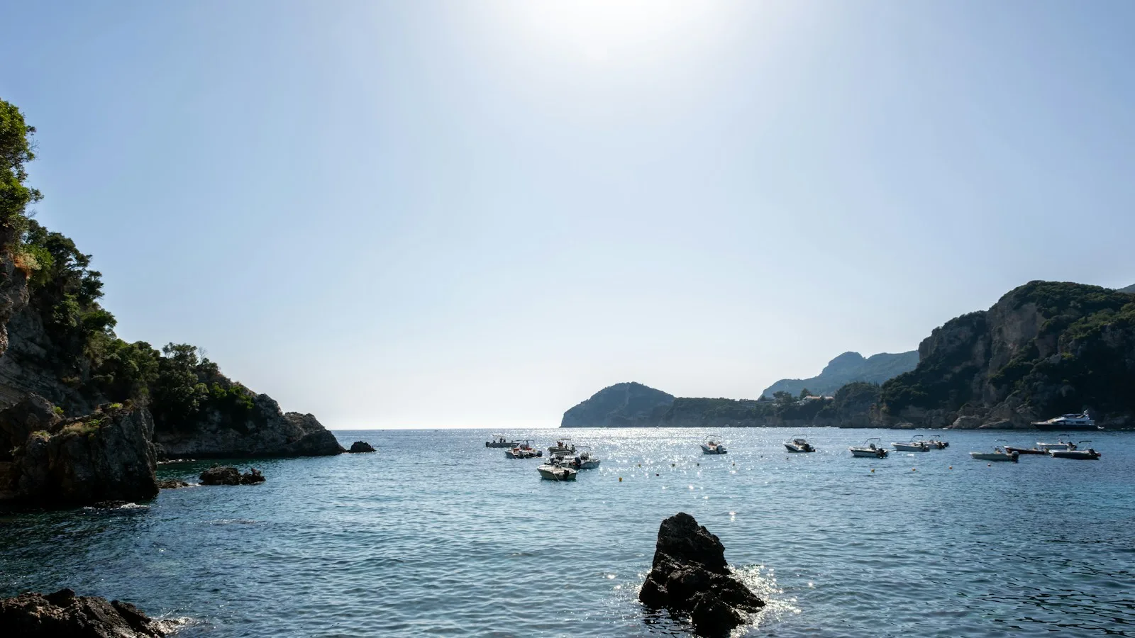 Vue sur la côte et la mer Ionienne à Corfou en été
