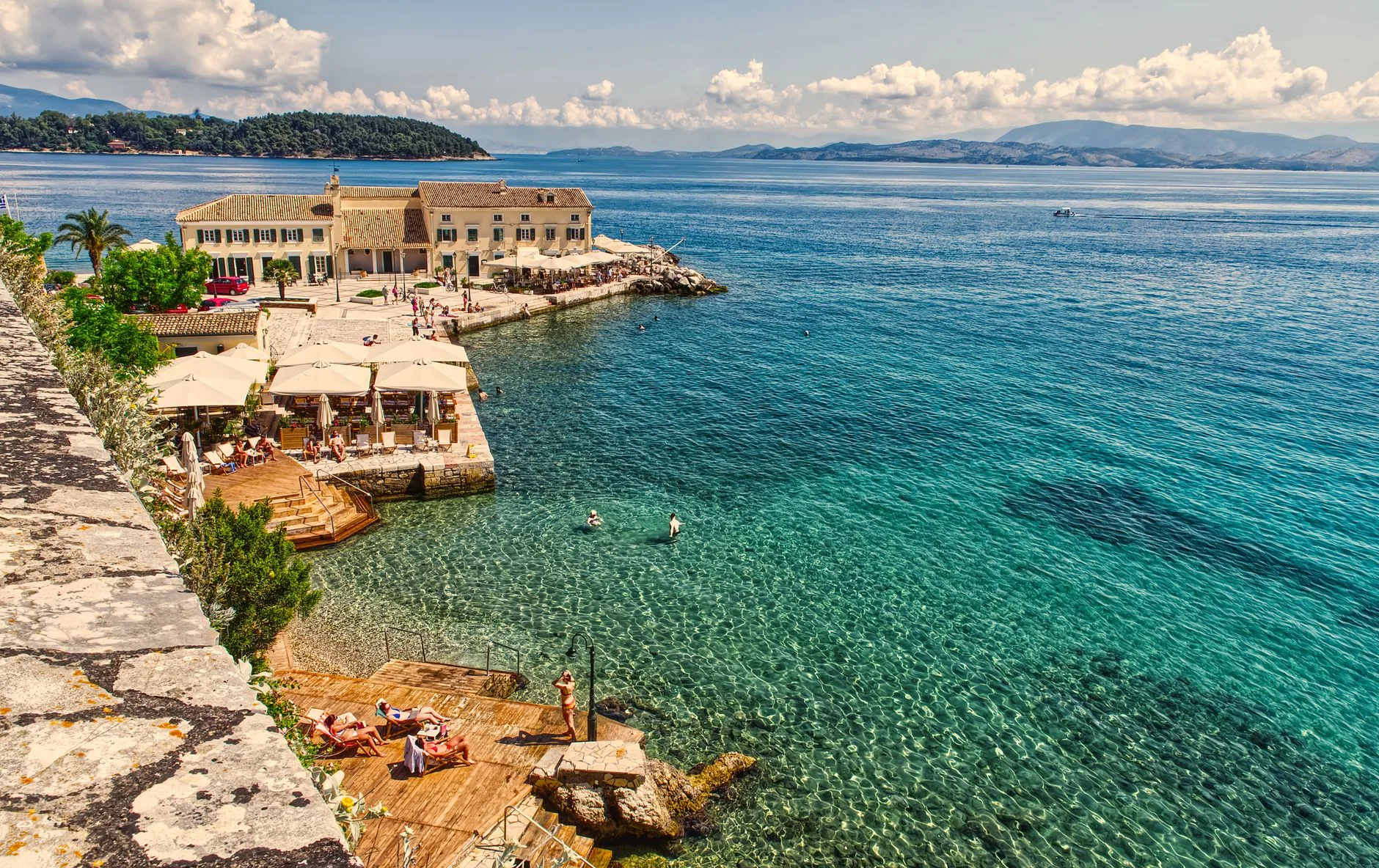 Table de taverne grecque avec spécialités locales face à la mer à Corfou